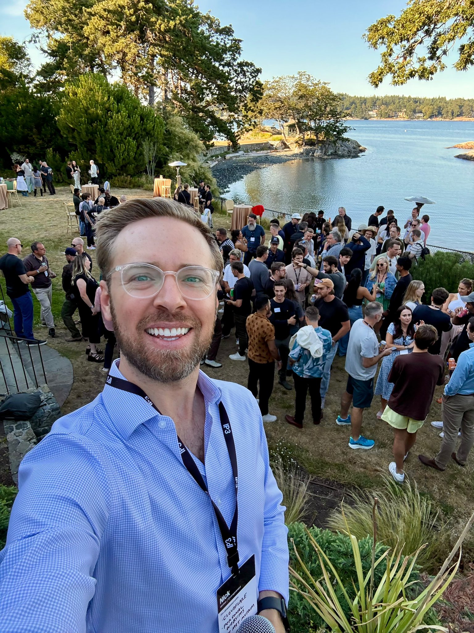 Me taking a selfie with a bunch of people behind me