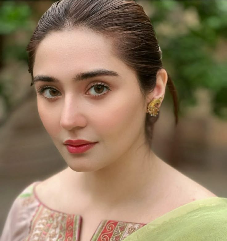 इश्क़ वो दरिया है 
जो डूबे तो जान ले जाए, 
और तैर जाओ तो ज़िन्दगी बना दे।