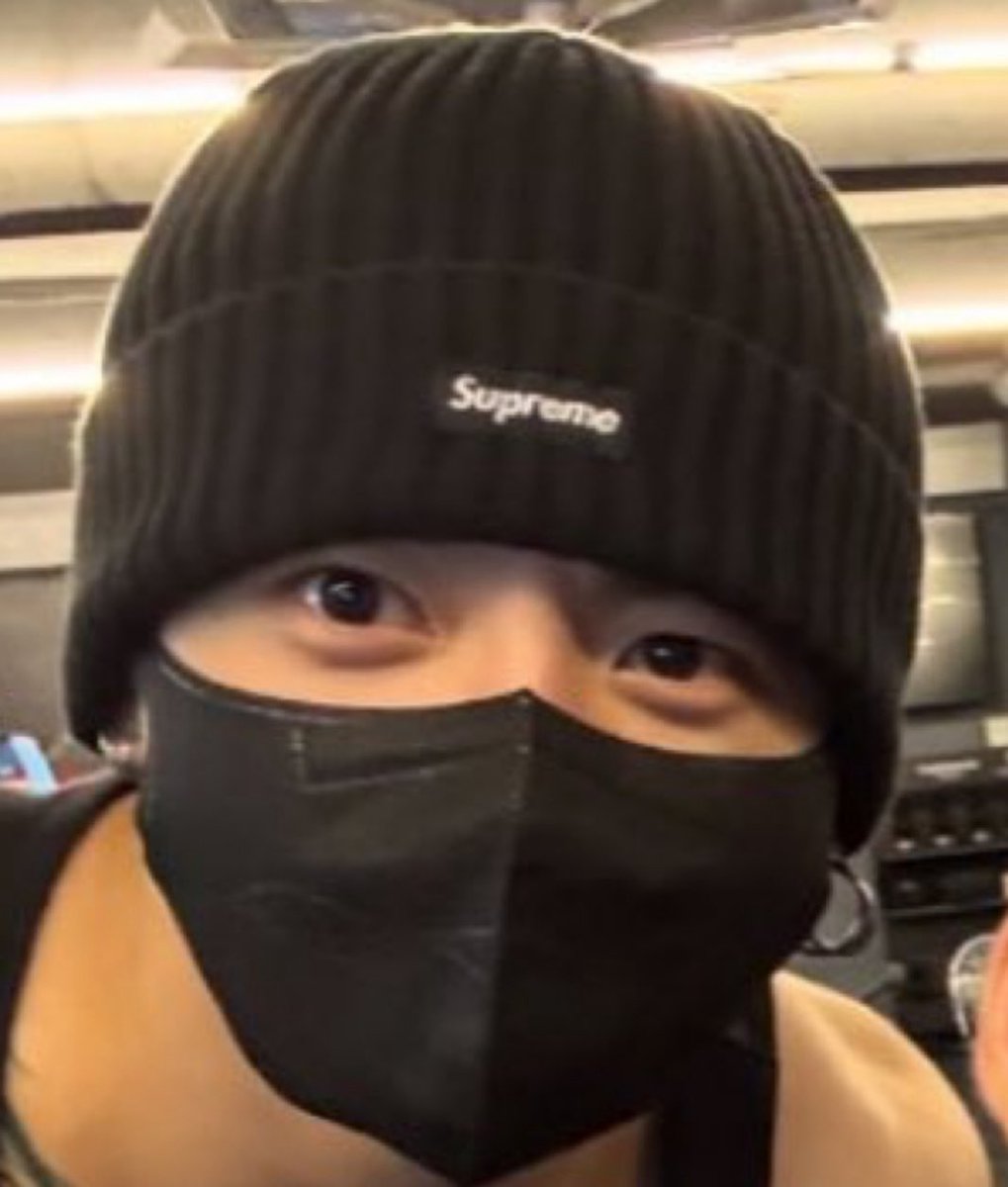 いやｗｗｗそうなるだろうなとは思ってたけど爪が伸び切るまでネイルは放置スタイルで大変だいすきｗｗｗ逆にこんだけ伸びたんだねって時期測れてオタクとしては助かるし？しかし運動中にアア、ビニ、マスクって同じく運動する側からしたら絶対選択しないトリプルセットでジョングクの格の違いを感じる