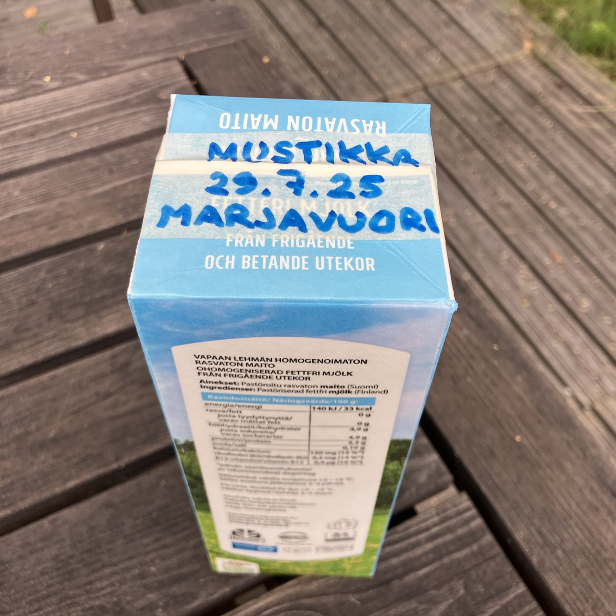 #Niksi, josta muovisten pakastusrasioiden valmistajat eivät tykkää😁: Huuhdeltu maitopurkki ja sen sisään pakastuspussi + sulkijalla kiinni. Pinoutuvat pakastimeen nätisti, eikä talven edetessä tarvitse tuskailla tyhjien rasioiden säilytyksen kanssa. Ei oma ideani vaan tätini❤️