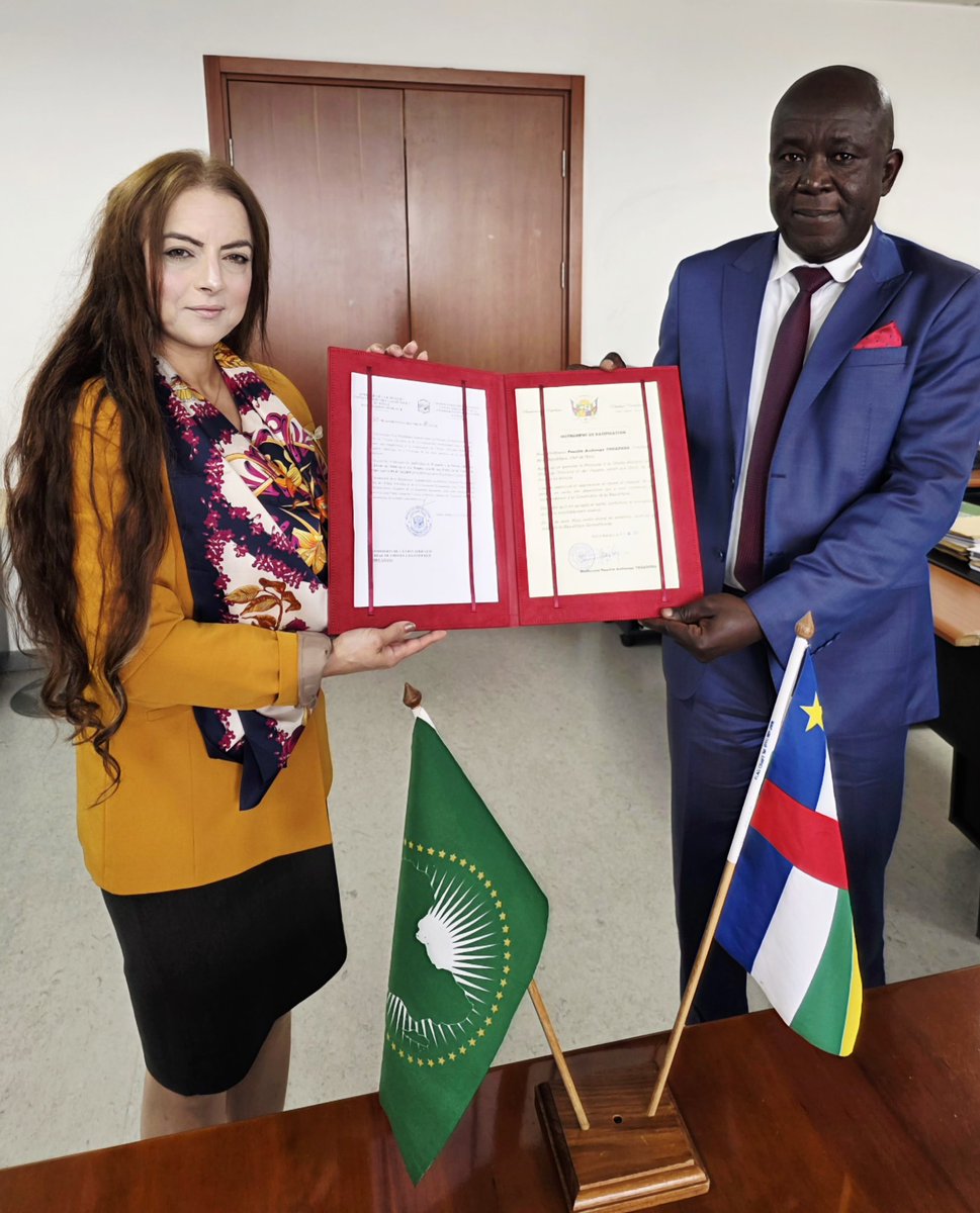 AU_WGYD's tweet image. La délégation de la République Centrafricaine (RCA), représentée par le Ministre-Conseiller Gilbert TOUANGAI, a déposé l&apos;instrument de ratification du Protocole de Maputo, faisant de la RCA le 46ème État à s&apos;engager envers cet instrument. #ProtocoleMaputo #ÉgalitédeGenre