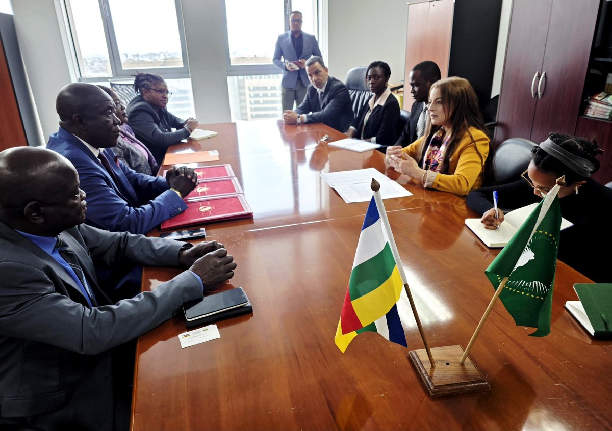 AU_WGYD's tweet image. La délégation de la République Centrafricaine (RCA), représentée par le Ministre-Conseiller Gilbert TOUANGAI, a déposé l&apos;instrument de ratification du Protocole de Maputo, faisant de la RCA le 46ème État à s&apos;engager envers cet instrument. #ProtocoleMaputo #ÉgalitédeGenre