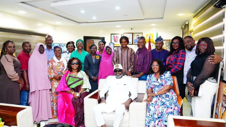 First Day in Office: Oshodi-Isolo LG Management Team, Staff, Welcome Chairman, Otunba Almaroof-Oloyede, His Vice, Badmus-Aregebe, in Grand Style, Pledge Loyalty

Elated and excited  management team and staff of Oshodi-Isolo Local Government warmly welcomed the Executive Chairman