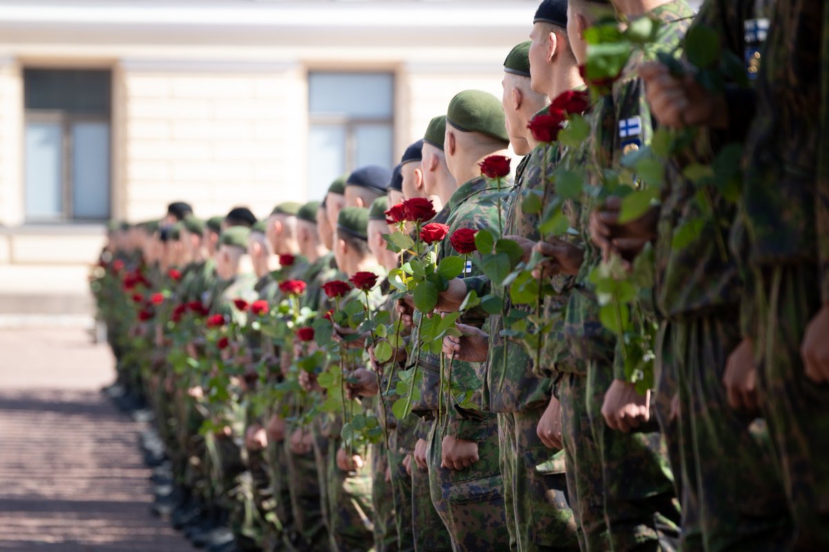 #RUK266 #Reserviupseerikurssi 266 päättyy 15.8.2025. Kurssijuhlaa vietetään Haminassa 2.8.2025. Tervetuloa seuraamaan perinteistä ruusurynnäkköä #RUK päärakennuksen edustalla Kadettikoulunkadun varrelta klo 11.30!
Lue maavoimat.fi/-/reserviupsee…
<a href="/MaasotaK/">Maasotakoulu</a> <a href="/Maavoimat/">Maavoimat</a> <a href="/Puolustusvoimat/">Puolustusvoimat</a>