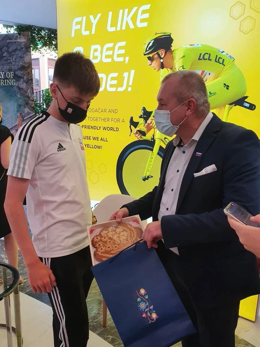 Aleš Hojs (@aleshojs) on Twitter photo Takole je državni sekretar <a href="/KanglerFranc/">Franc Kangler</a> v času covida leta 2022, v imenu vlade <a href="/JJansaSDS/">Janez Janša</a>, izročil zahvalo in priložnostno darilo <a href="/TamauPogi/">Tadej Pogačar</a> . Za vse,kar je s svojim trudom in uspehi prispeval k prepoznavnosti Slovenije. Brez samopromocije,osladnih videov in sluzastih blebetanj. Takole je državni sekretar <a href="/KanglerFranc/">Franc Kangler</a> v času covida leta 2022, v imenu vlade <a href="/JJansaSDS/">Janez Janša</a>, izročil zahvalo in priložnostno darilo <a href="/TamauPogi/">Tadej Pogačar</a> . Za vse,kar je s svojim trudom in uspehi prispeval k prepoznavnosti Slovenije. Brez samopromocije,osladnih videov in sluzastih blebetanj.