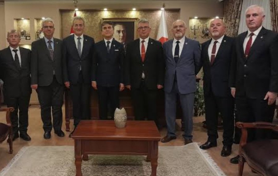 Yasal temsilciyiz, koltuk, makam kurumsalız, oyuz buyuz ! 
Bırakın bunları önce hepiniz kurumsal dil nedir nasıl kullanılır onu bir öğrenin. Hatta önce normalini ögrenin. Plaket vermek için sıra beklediğiniz generallere değil temsil ettiğiniz meslektaşlarınıza saygı gösterin..