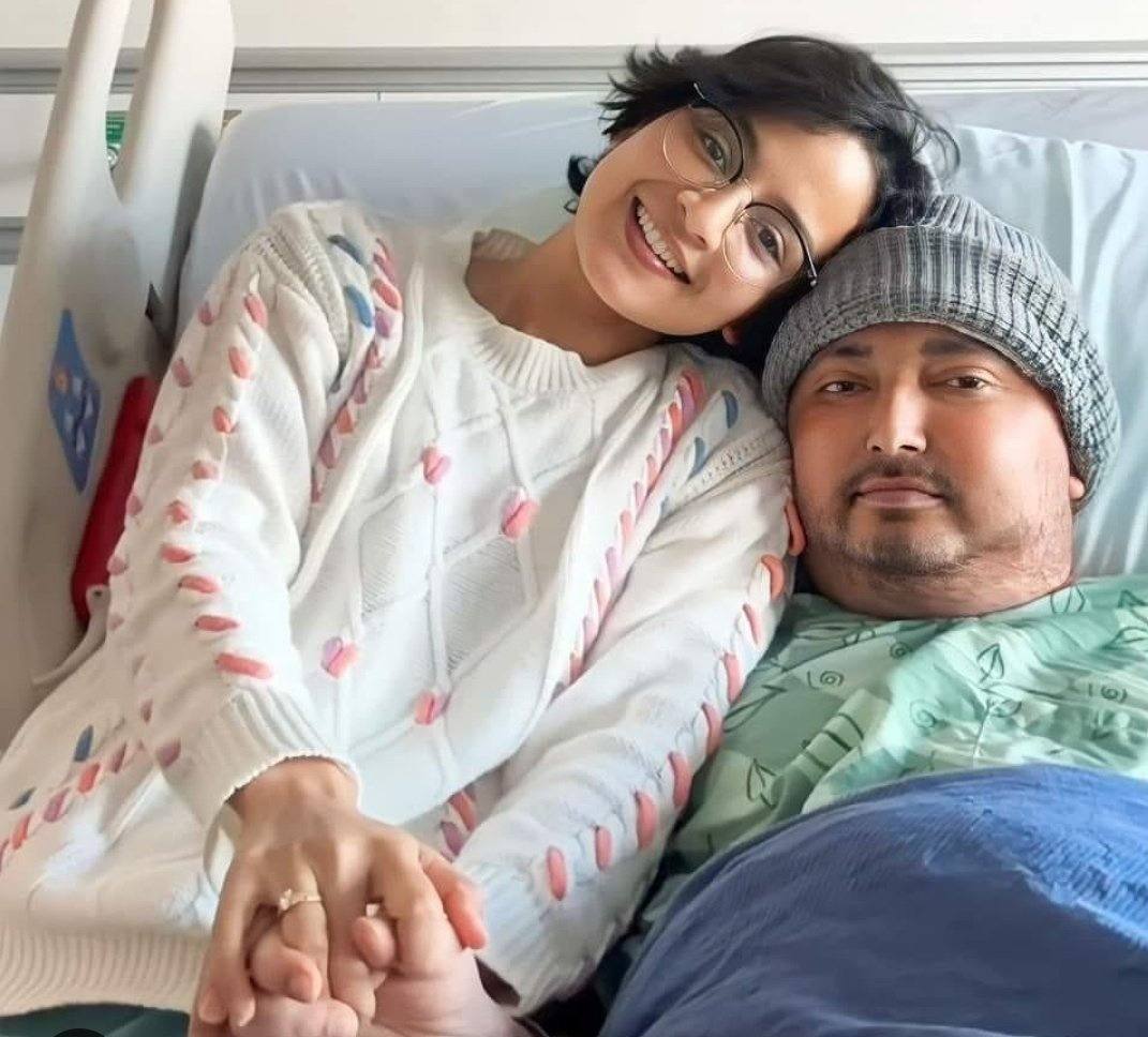 है बेहद मज़बूती इस डोरी में,
किरदार नहीं मरते लव स्टोरी में,

ताकत है यारों मुहब्बत ताकत है,
मत गिनना तुम इसको कमजोरी में।🙂