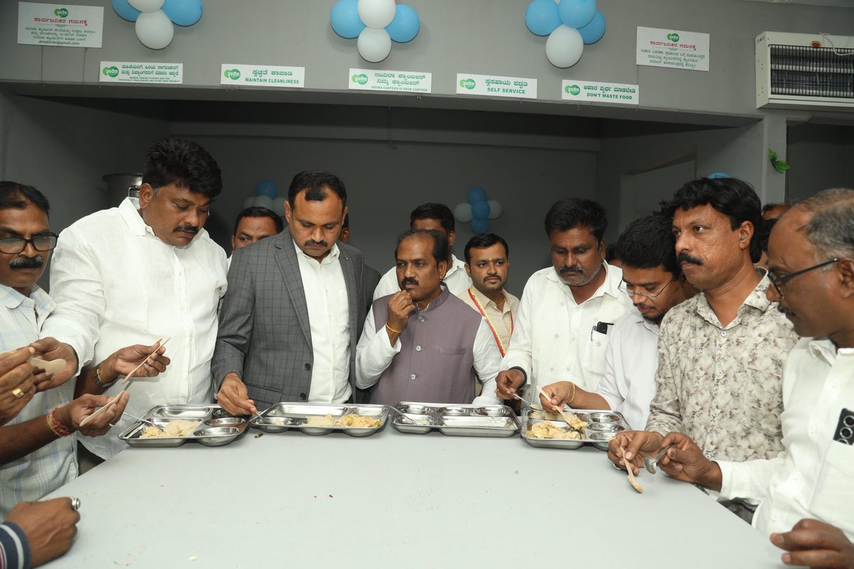 Hubballi-Dharwad Municipal Corporation (@hdmchublidwd) on Twitter photo ಇಂದು ಹುಬ್ಬಳ್ಳಿಯ ಮಂಟೂರು ರಸ್ತೆಯಲ್ಲಿ ಶಾಸಕರಾದ ಶ್ರೀ ಪ್ರಸಾದ್ ಅಬ್ಬಯ್ಯ ಅವರು ಇಂದಿರಾ ಕ್ಯಾಂಟಿನ್ ಉದ್ಘಾಟನೆಗೊಳಿಸಿ. ಇಂದಿರಾ ಕ್ಯಾಂಟಿನ್ನಲ್ಲಿ ಸಿದ್ದಪಡಿಸಿದ ಆಹಾರ ಸವಿದರು. ಈ ಸಂಧರ್ಭದಲ್ಲಿ ಪಾಲಿಕೆಯ ಆಯುಕ್ತರಾದ ಶ್ರೀ ರುದ್ರೇಶ್ ಘಾಳಿ, ಹೆಚ್ಚುವರಿ ಆಯುಕ್ತರಾದ ಶ್ರೀ <a href="/VijayaRKumar/">Vijay Kumar R</a> ಹಾಗೂ ಪಾಲಿಕೆಯ ಅಧಿಕಾರಿಗಳು ಭಾಗವಹಿಸಿದ್ದರು. ಇಂದು ಹುಬ್ಬಳ್ಳಿಯ ಮಂಟೂರು ರಸ್ತೆಯಲ್ಲಿ ಶಾಸಕರಾದ ಶ್ರೀ ಪ್ರಸಾದ್ ಅಬ್ಬಯ್ಯ ಅವರು ಇಂದಿರಾ ಕ್ಯಾಂಟಿನ್ ಉದ್ಘಾಟನೆಗೊಳಿಸಿ. ಇಂದಿರಾ ಕ್ಯಾಂಟಿನ್ನಲ್ಲಿ ಸಿದ್ದಪಡಿಸಿದ ಆಹಾರ ಸವಿದರು. ಈ ಸಂಧರ್ಭದಲ್ಲಿ ಪಾಲಿಕೆಯ ಆಯುಕ್ತರಾದ ಶ್ರೀ ರುದ್ರೇಶ್ ಘಾಳಿ, ಹೆಚ್ಚುವರಿ ಆಯುಕ್ತರಾದ ಶ್ರೀ <a href="/VijayaRKumar/">Vijay Kumar R</a> ಹಾಗೂ ಪಾಲಿಕೆಯ ಅಧಿಕಾರಿಗಳು ಭಾಗವಹಿಸಿದ್ದರು.