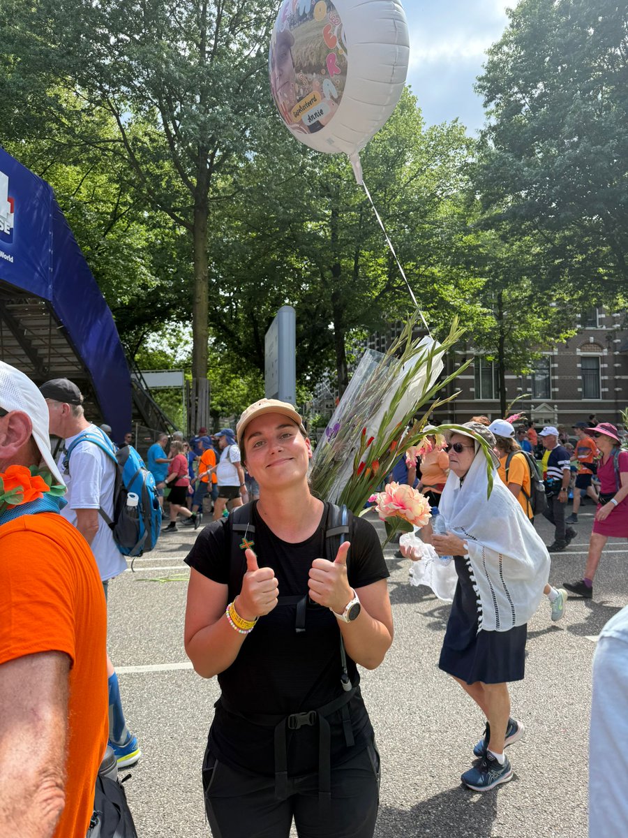 Tijdens de 107e Nijmeegse Vierdaagse liepen Henk, Anne, Janette en René niet alleen voor zichzelf, maar ook voor honderdduizenden mensen met Long COVID. 𝐍𝐚𝐦𝐞𝐧𝐬 𝐒𝐋𝐂: 𝐨𝐧𝐭𝐳𝐞𝐭𝐭𝐞𝐧𝐝 𝐛𝐞𝐝𝐚𝐧𝐤𝐭 𝐯𝐨𝐨𝐫 𝐣𝐮𝐥𝐥𝐢𝐞 𝐢𝐧𝐳𝐞𝐭 𝐞𝐧 𝐤𝐢𝐥𝐨𝐦𝐞𝐭𝐞𝐫𝐬! 💪
