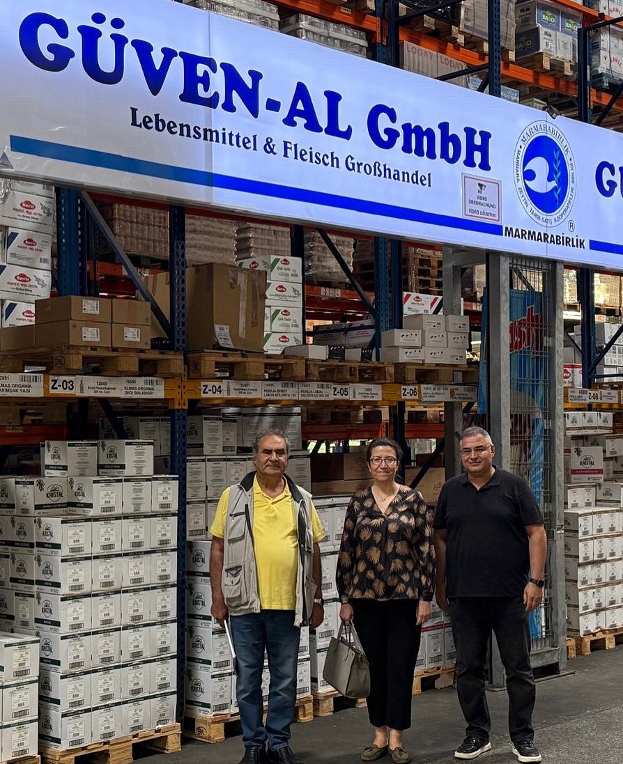 Başkonsolos İlknur Akdevelioğlu Frankfurt Hali'ndeki en büyük toptancılarımızdan Güven-Al’ı ziyaret etmiştir. Değerli Ömer Alpsar ve ekibine, keyifli görüş alışverişi ve misafirperverlikleri için teşekkür ediyor, bereketli kazançlar diliyoruz.
