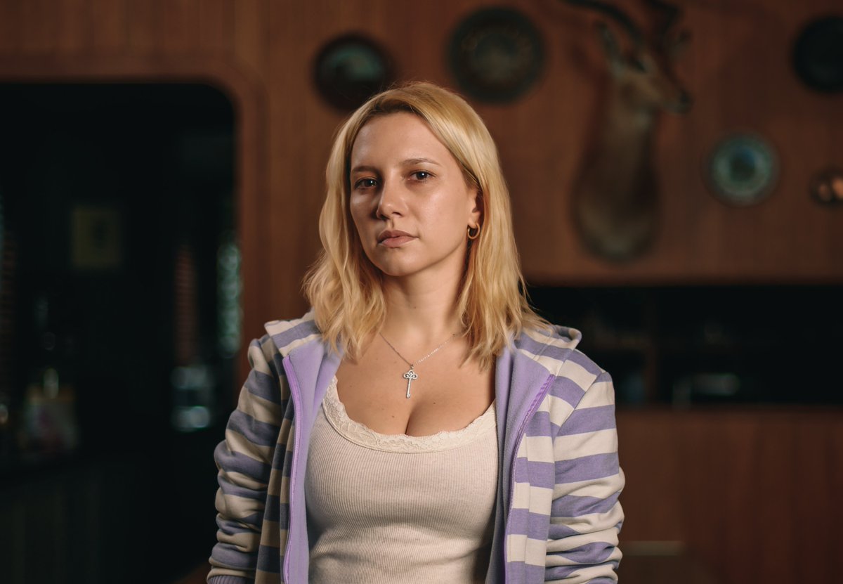 Essa é a primeira foto de Lorena Comparato como Elize Matsunaga.

Com roteiro de Raphael Montes e Mariana Torres, o filme inspirado na história real vai ser dirigido por Vellas e já está em produção.