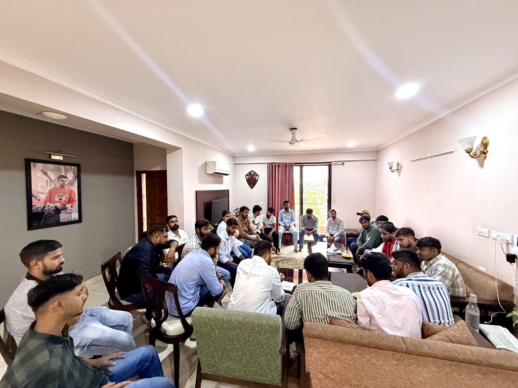 RavindraBhati__'s tweet photo. आज जयपुर स्थित अपने आवास पर ऑल राजस्थान छात्रसंघ चुनाव संघर्ष समिति के समस्त युवा संघर्षशील साथियों से आत्मीय मुलाक़ात हुई। इस दौरान प्रदेश में छात्रसंघ चुनावों की वर्तमान स्थिति, छात्रों की मांगें एवं छात्र राजनीति के महत्व पर विस्तृत ��र्चा हुई।

छात्रसंघ चुनाव लोकतांत्रिक परंपराओं की आधारशिला होते हैं और युवाओं को नेतृत्व का मंच प्रदान करते हैं। एक ज़िम्मेदार जनप्रतिनिधि के रूप में मैं सदैव छात्रसंघ चुनावों के आयोजन का प्रबल पक्षधर रहा हूँ। यह अत्यंत आवश्यक है कि राज्य सरकार छात्र समुदाय की भावनाओं का सम्मान करते हुए, प्रदेशभर के विश्वविद्यालयों और महाविद्यालयों में जल्द से जल्द निष्पक्ष और पारदर्शी छात्रसंघ चुन���व आयोजित करे।

राजनीति की शुरुआत और सामाजिक चेतना की नींव छात्रसंघ से ही पड़ती है, और यह मंच युवाओं को लोकतांत्रिक मूल्यों, जवाबदेही एवं जनहित के प्रति सजग बनाता है। मैं छात्रों के इस संघर्ष को पूरी तरह समर्थन देता हूँ और इस विषय को उचित मंचों पर प्रभावी ढंग से उठाने के लिए प्रतिबद्ध हूँ।