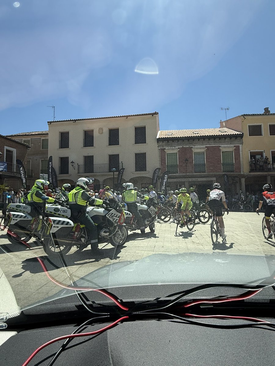 Preparados para la salida de la vuelta ciclista a Zamora 2 etapa Villalpando Toro 150 km a 🏁 Coche del presidente del jurado técnico y radio vuelta <a href="/Guajardo_Monica/">Monica Guajardo</a> Buena carrera a todos