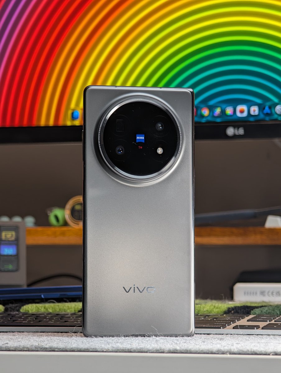 Alright.
500 likes and I'll giveaway the vivo X Fold5 tomorrow 😍