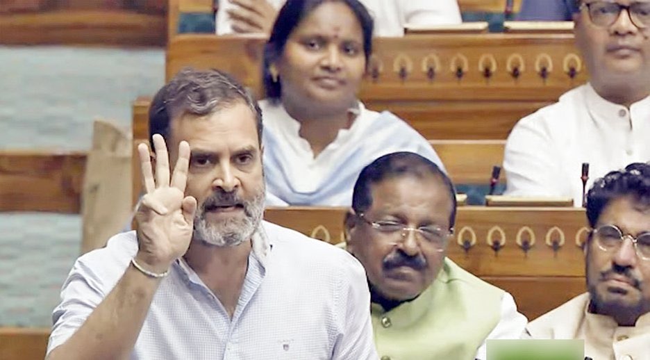 पहले राजनाथ सिंह,
फिर अमित शाह,
और अब नरेंद्र मोदी,
तीनों ने पेला है, तीनों ने....