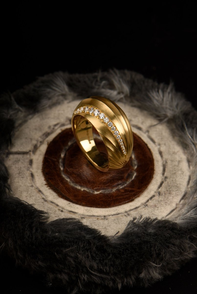 Precision in every line. Care in every setting. This alternative signet ring was hand carved in wax, now made in rich 18ct gold it exudes modern elegance. 

mccaul.com/products/18ct-…