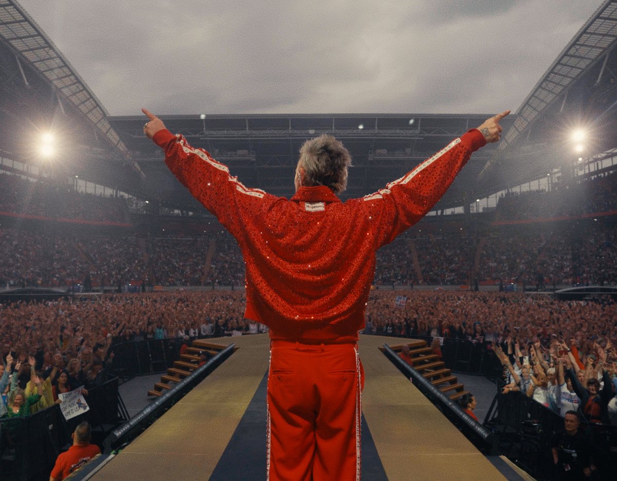 robbiewilliams's tweet image. SPIES - Live from the BRITPOP tour - Watch now on YouTube &amp;gt;&amp;gt; RobbieWilliams.lnk.to/SpiesLIVE