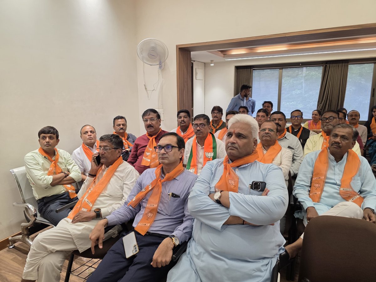 PrerakshahBJP's tweet image. કર્ણાવતી મહાનગર ભાજપ કાર્યાલય, ખાનપુર ખાતે થી આદરણીય વડાપ્રધાન શ્રી @narendramodi જી નું લોકસભામાં આપેલ વક્તવ્ય મહાનગર ભાજપના હોદ્દેદારો અને મોરચાના પ્રમુખ- મહામંત્રી સાથે નિહાળ્યું.

#ModiGovtAgainstTerror #ModiInLokSabha