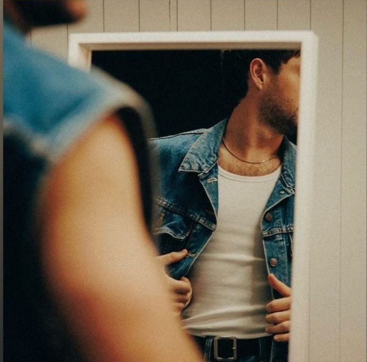 Treat you better au #shiall

Niall não aguenta mais ver seu melhor amigo, Shawn, preso em um relacionamento tóxico com Camila. Com o coração apertado, ele decide que é hora de agir. Mas como mostrar a Shawn que existe um mundo de felicidade e um amor verdadeiro esperando por ele?