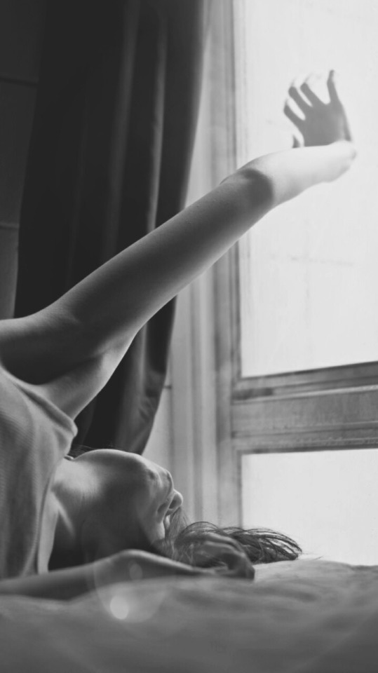 Extiende el brazo,
como quien desafía
la claridad.
La sombra aún la abraza,
pero ya no la quiere.

Ella respira,
a medio despertar
de sí misma.
El mundo está tan cerca…
solo falta soltar..