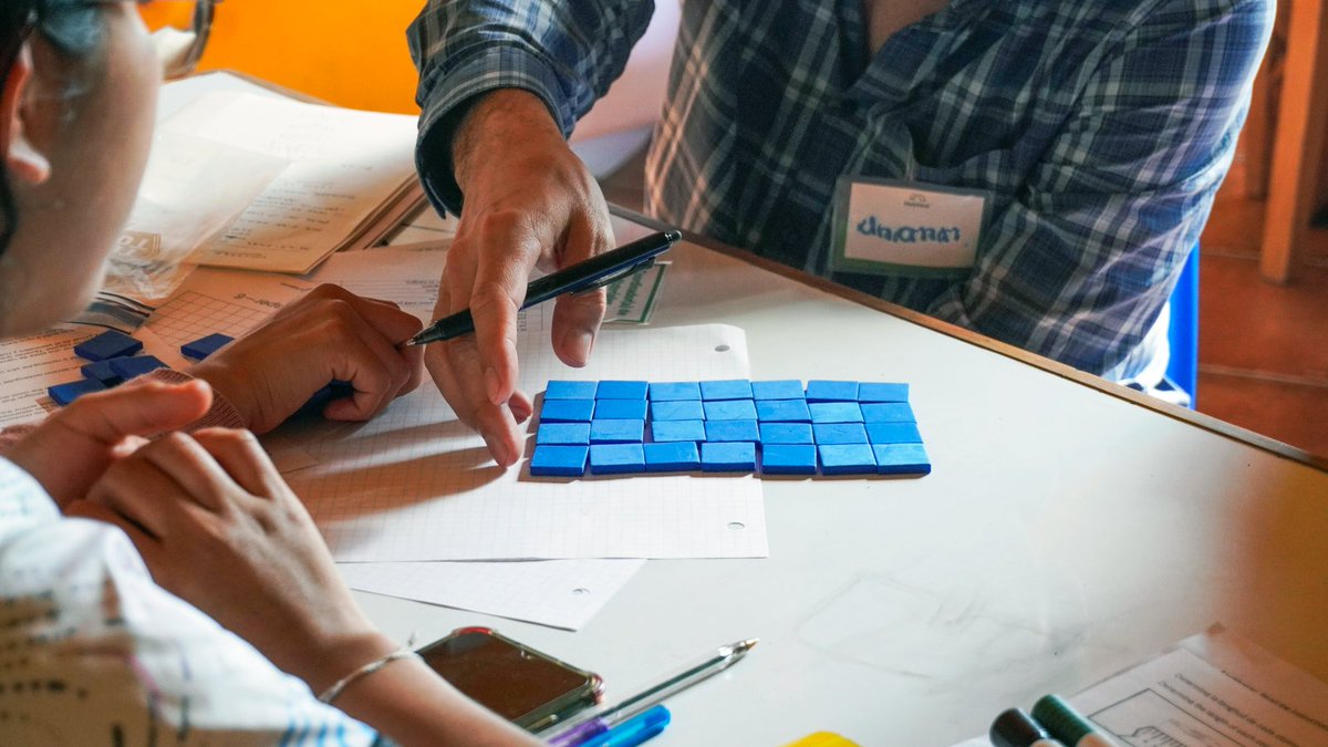 mathkindglobal's tweet image. 🔷 Sometimes all it takes is a few colored tiles and the right question! Visual tools can transform how students understand math. When teachers learn to use simple manipulatives like these, abstract concepts become clearer and reasoning deepens. #MathForAll