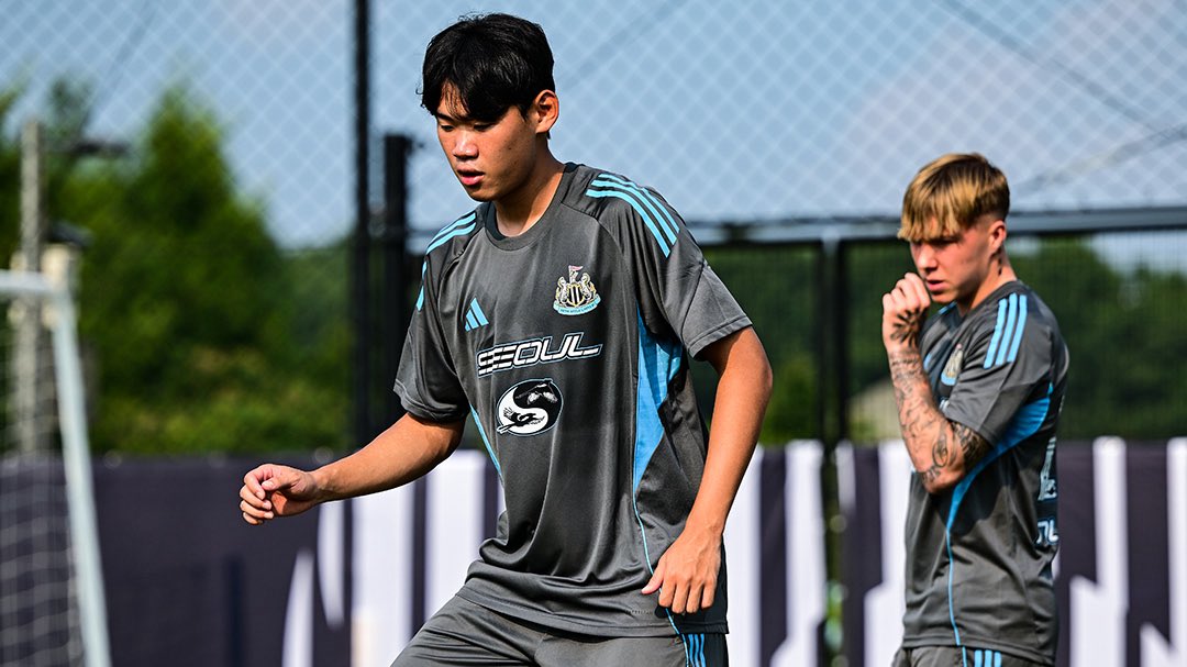 On the grass in Seoul 💪🇰🇷