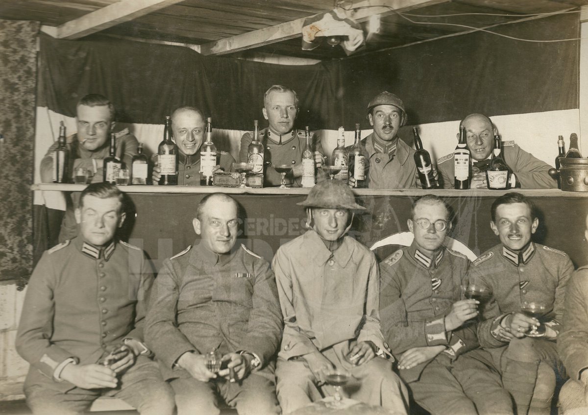 Sina-Filistin Cephesi'nde yer alan Nablus'ta Alman subaylar yeni yılı kutluyor, Nablus, 1917.