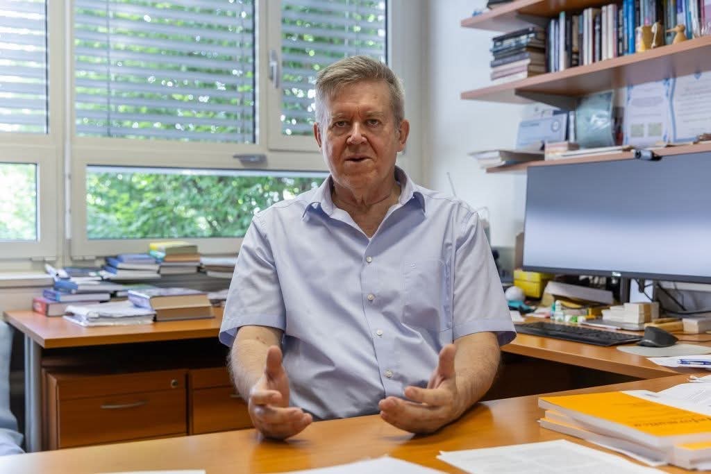 DEMOCID

Dr. Gams govori v MSM o namerni depopulaciji!!
Vzrok so po njegovem mnenju metode uničevanja družine in zdravih odnosov, s čimer se strinjam, vendar jih poznamo še kar nekaj.  

"Aktualni demografski trendi nakazujejo, da bi manjši evropski narodi v vsega nekaj stoletjih