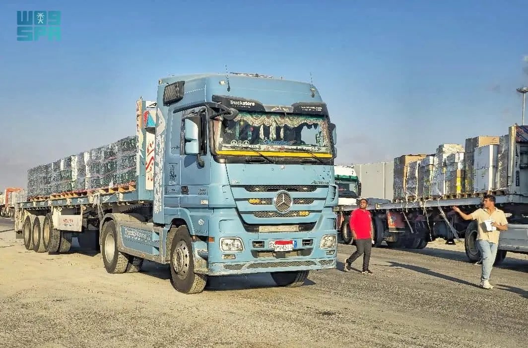 عاجل 🔴 

إنفاذاً لتوجيهات خادم الحرمين الشريفين وولي العهد وحرصهم واهتمامهم بالشعب الفلسطيني الشقيق ..

🇸🇦🇸🇦

عبرت اليوم 6 شاحنات إغاثية سعودية جديدة تحمل على متنها سلالًا غذائية معبر "كرم أبو سالم" الحدودي، مقدمة من مركز الملك سلمان للإغاثة والأعمال الإنسانية تمهيدًا لدخولها