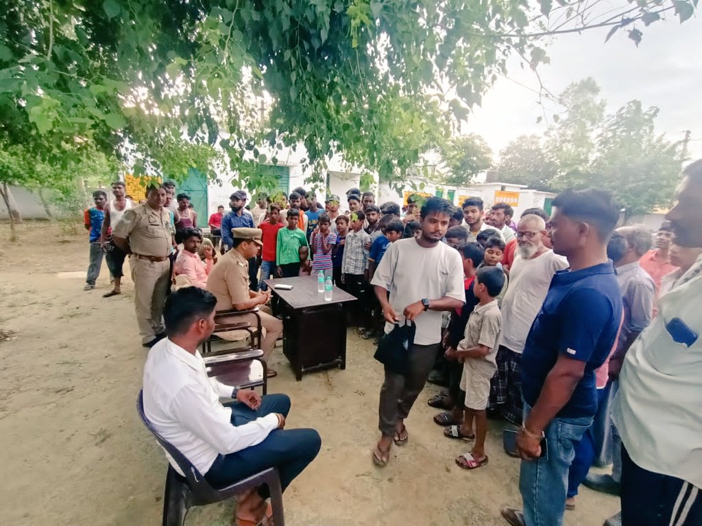 pilibhitpolice's tweet image. SP पीलीभीत के निर्देशन में थाना सुनगढ़ी पुलिस द्वारा थाना क्षेत्र में बैठक कर नागरिकों को ड्रोन संबंधी अफवाहों पर ध्यान न देने हेतु जागरूक किया गया। संदिग्ध सूचना/गतिविधि की जानकारी संबंधी थाने या #UP112 पर देने की अपील की। अफवाह फैलाने वालों पर कठोर कार्यवाही की जाएगी।
@dgpup