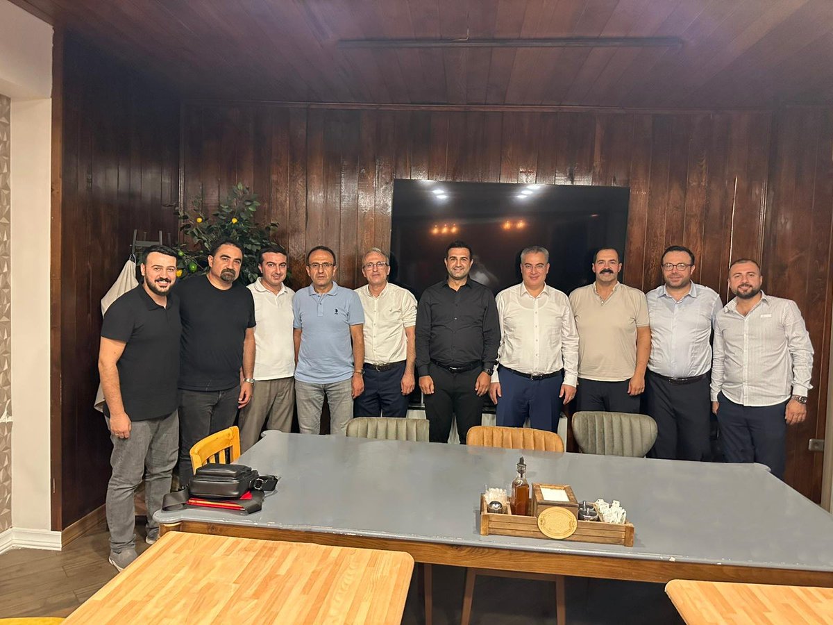 Acil Sağlık Hizmetleri Başkanlığı görevinden ayrılan Dr. Hüseyin Hakan Karakaş ve Acil Durum Afet Yönetimi Uzmanı Aslan Öztürk için veda programı düzenlendi.

haberler.com/guncel/diyarba…

<a href="/saglikbakanligi/">T.C. Sağlık Bakanlığı</a>
<a href="/sbkhgm/">Kamu Hastaneleri Genel Müdürlüğü</a>
#BasindaDiyarbakırİlSağlık
#DiyarbakırSağlıkÜssüOluyor