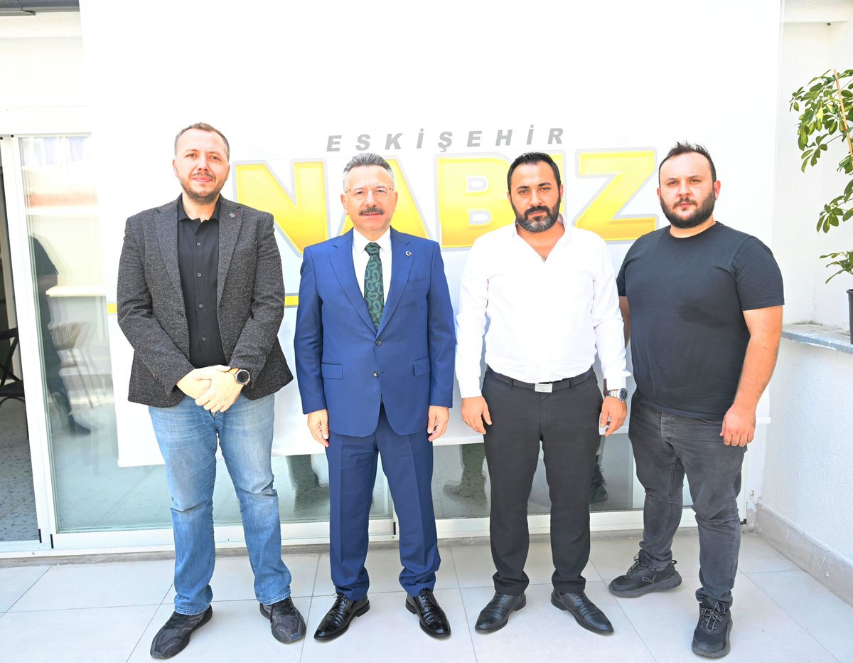 Valimiz Sayın Hüseyin Aksoy Eskişehir Nabız haber sitesini ziyaret etti. Eskişehir Nabız ailesine çalışmalarında başarılar ve kolaylıklar diledi.

<a href="/ValiAKSOY/">Hüseyin AKSOY</a> 
<a href="/EskisehirNabiz/">Eskişehir Nabız</a> 
#Eskişehir
