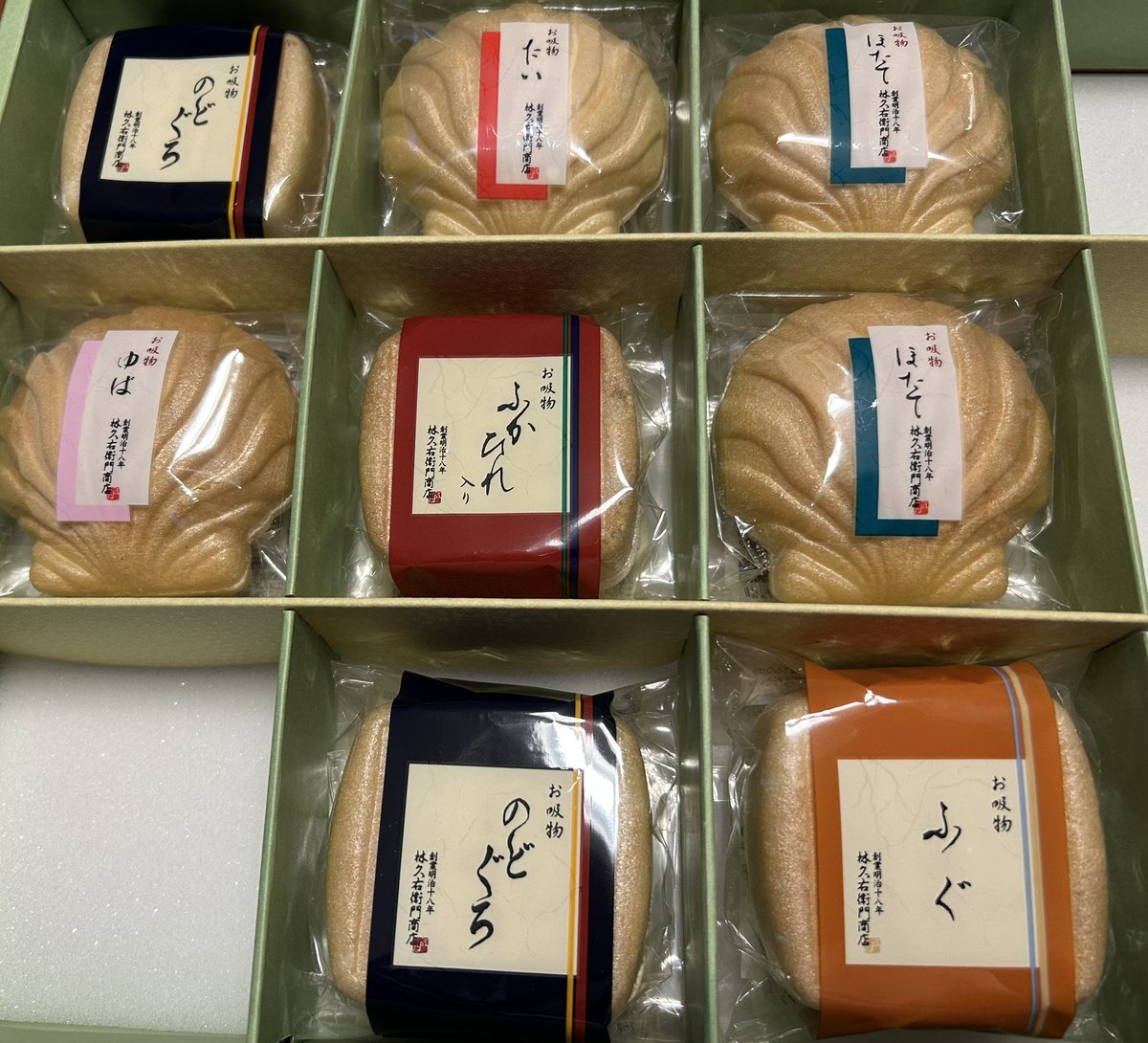 micha_micha7's tweet image. 鰻に添えるお吸い物も祖母から送ってもらった
博多の林久右衛門商店の最中のお吸い物です🐥㊗️
私はゆば！こみちゃはフカヒレです💕