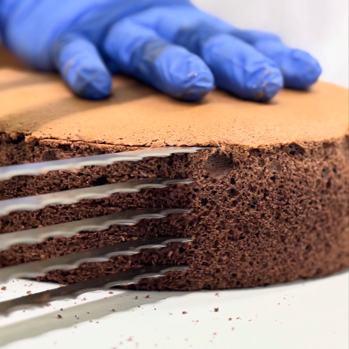 現場ではとっても手間がかかるスポンジスライス！
弊社ではスポンジもスライスした状態で納品が可能です。

#手作りケーキ #業務用ケーキ #冷凍ケーキ #スポンジケーキ  #もっと力になれるはず #お菓子で笑顔を #お菓子で笑顔を届けたい #お菓子で笑顔に #手間軽減 #人手不足解消