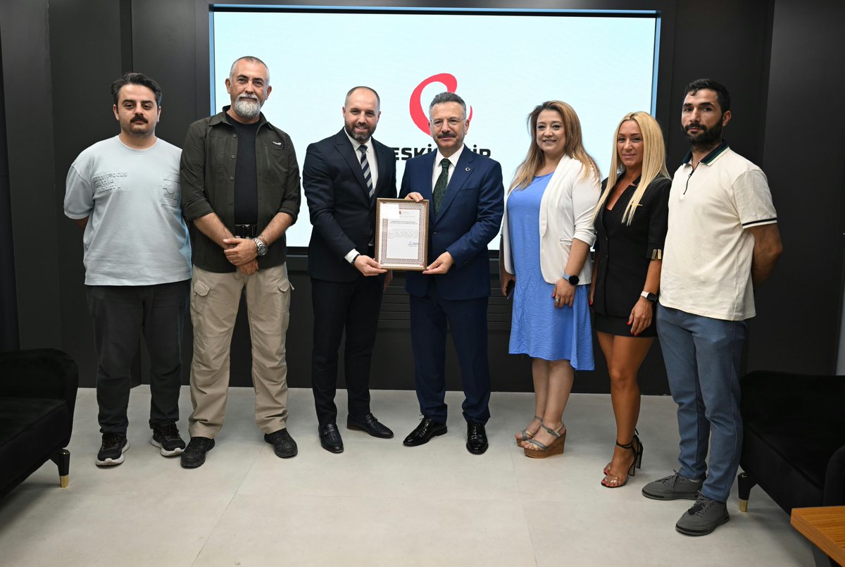Valimiz Sayın Hüseyin Aksoy Eskişehir Durum haber sitesini ziyaret etti. 4. kuruluş yıl dönümlerini kutlayarak yayın hayatında başarılar diledi.

<a href="/ValiAKSOY/">Hüseyin AKSOY</a> 
<a href="/eskisehir_durum/">eskişehirdurum</a> 
#Eskişehir