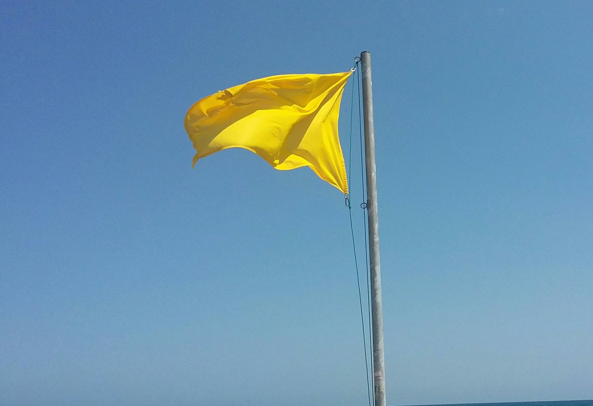 Bandera groga a les platges de Badalona per la presència de sòlids flotants i aspecte tèrbol. Mar arrissada