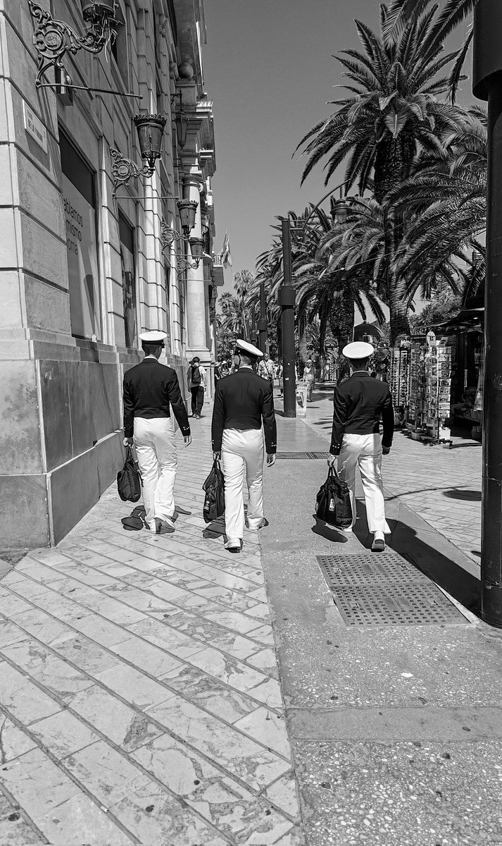 gonzalimes's tweet photo. @ItalianNavy Marineros de la escuela Naval de Livorno tras su desembarque en #Malaga https://t.co/BbJb1rE2qT