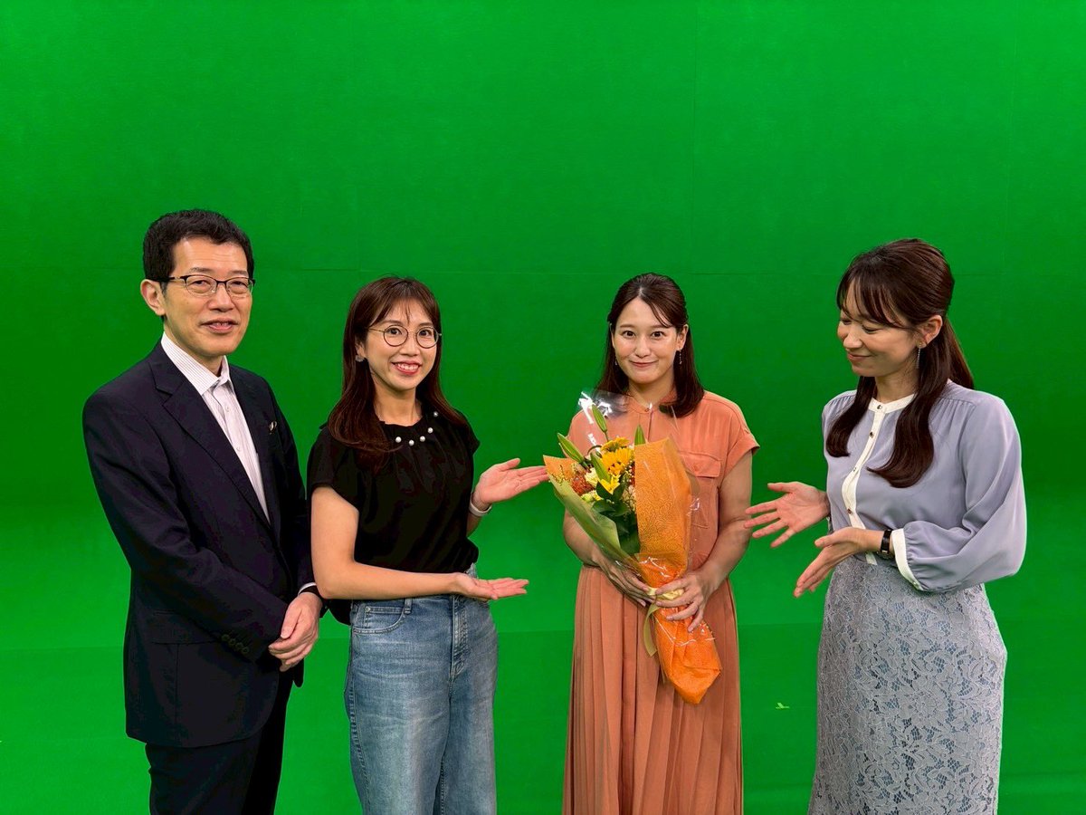 yukimi__yamada's tweet photo. 須貝キャスターの卒業🌸
とっても寂しいですが涙　
新たな人生のステージへ、卒業おめでとうと花束を渡せました💐
歳下とは思えないしっかり&amp;芯の強さ、鋭い視点！学ぶことばかりでした✨
来月ランチで会えそうで嬉しい♪
#hayaokinikkei #hiroshi_toshima #natsu_ishi #maaya2117 https://t.co/24t4KZ6WFW