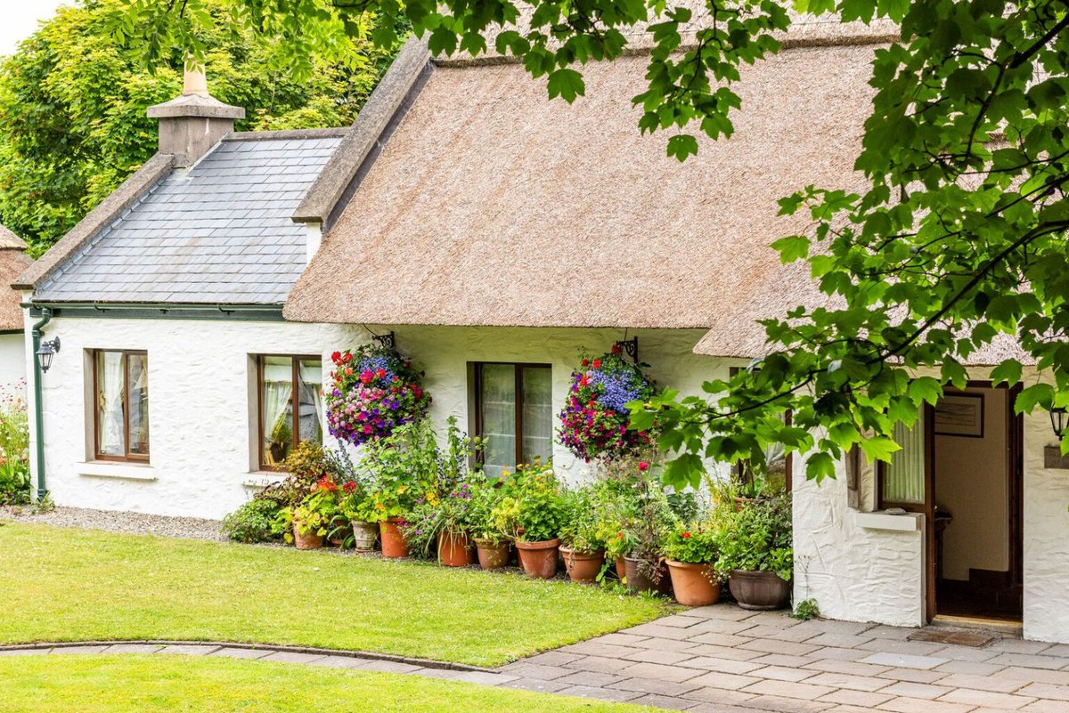 TheCottagesIre's tweet photo. Stay in a charming thatched cottage on Ireland’s east coast. Not far from the ancient wonders of Newgrange and the vibrant streets of one of Ireland’s oldest towns. History, sea air, and cozy nights await #VisitIreland #Drogheda #CottageEscape https://t.co/ihifc39dbr