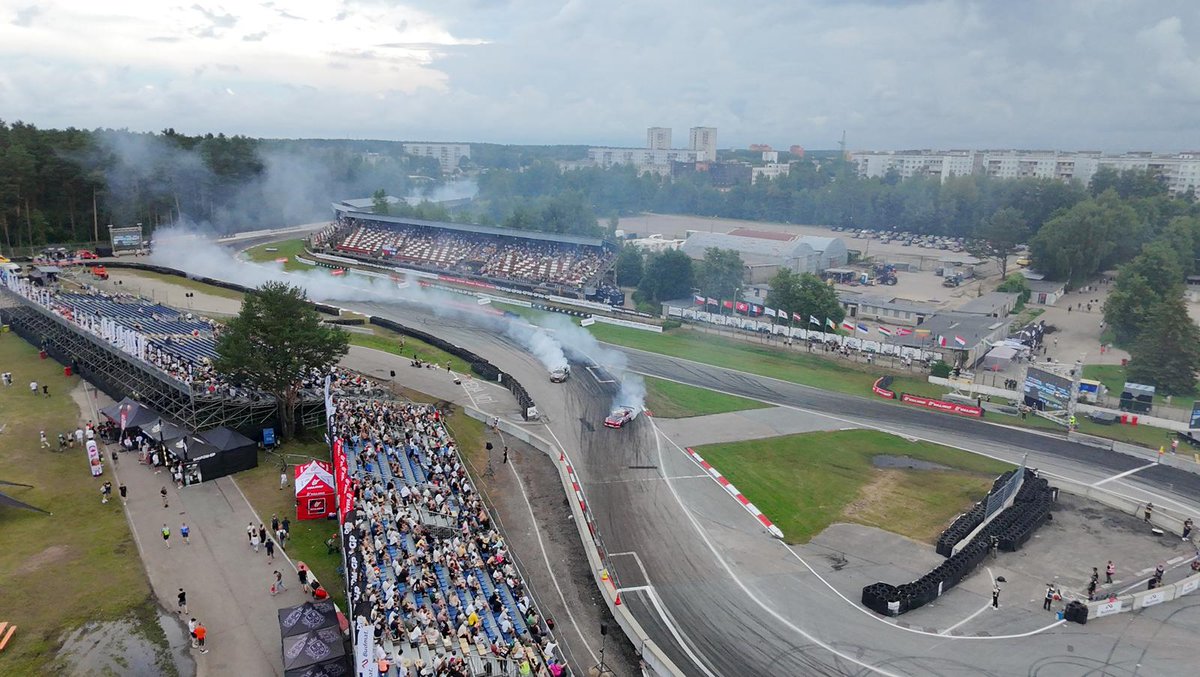 production_o2tv's tweet image. Po roce jsme se se sérií závodů Drift Masters vrátili do Rigy. Okruh Bikernieki, známý jako jeden z nejnáročnějších v šampionátu, posouvá jezdce na hranice jejich možností. Podívejte se, jak to na akci vypadalo a už za dva týdny vyrážíme na další kolo do Německa!

#o2production