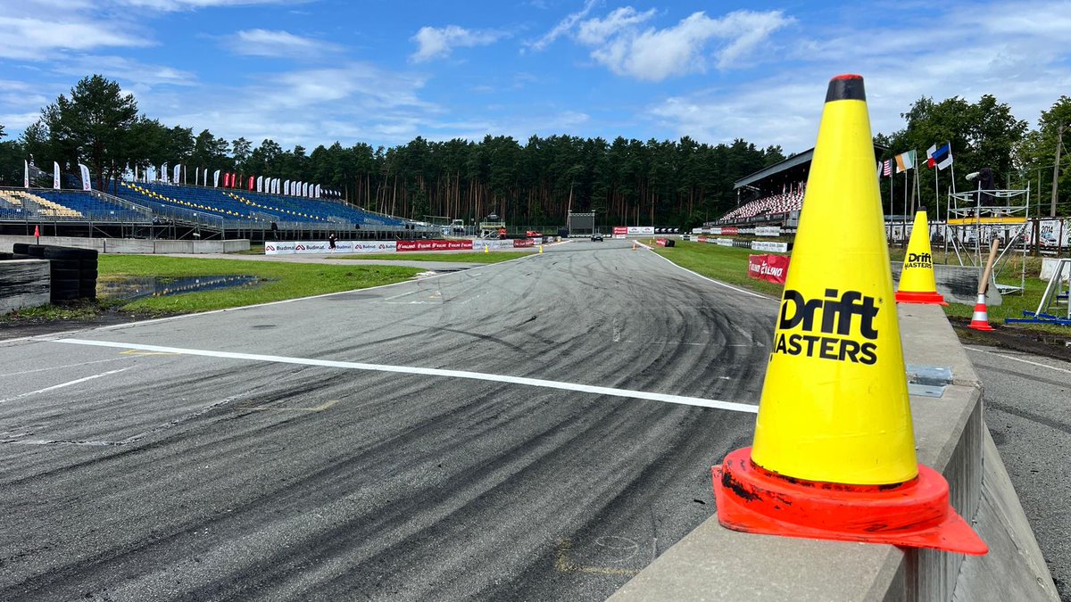 production_o2tv's tweet image. Po roce jsme se se sérií závodů Drift Masters vrátili do Rigy. Okruh Bikernieki, známý jako jeden z nejnáročnějších v šampionátu, posouvá jezdce na hranice jejich možností. Podívejte se, jak to na akci vypadalo a už za dva týdny vyrážíme na další kolo do Německa!

#o2production
