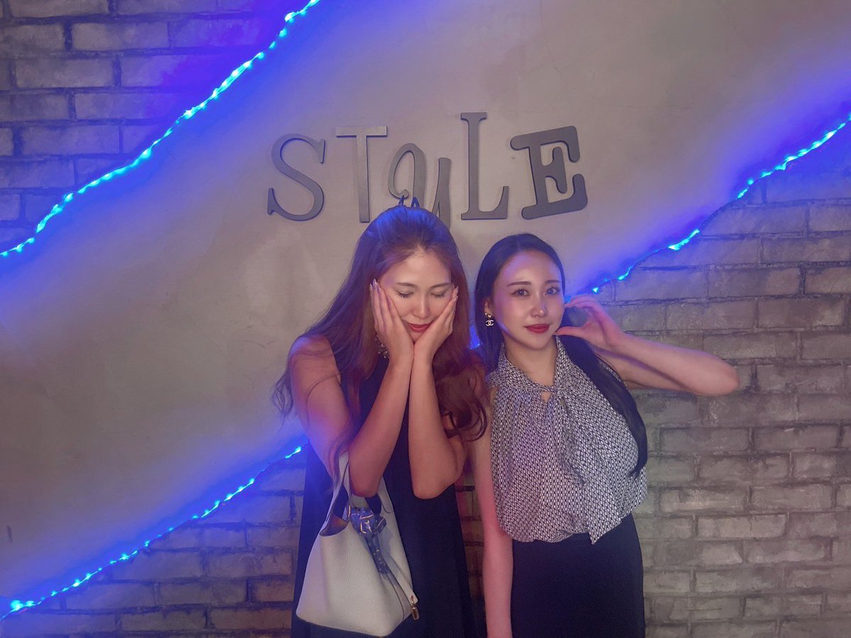 style21813419's tweet image. 🍸【心斎橋 BAR STYLE】
昨日もたくさんのご来店ありがとうございました！

初めての方も常連さんも、笑顔あふれる夜に感謝です😊✨
今日も22時から元気に営業しております！
一杯だけでも、お気軽にどうぞ🍷

#心斎橋バー #BARSTYLE #ミナミ飲み #大阪バー #アフターにおすすめ #bar好きと繋がりたい