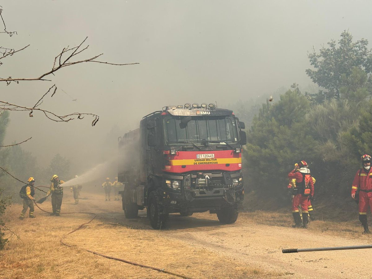 AT_Brif's tweet photo. 11:48📸#IFCuevasDelValle #Ávila 

El fuego ha saltado la pista alcanzando un camión de autobomba de la @UMEgob por suerte solo daños materiales.

Somos #BRIF de @mitecogob https://t.co/uh1QcWlQ32