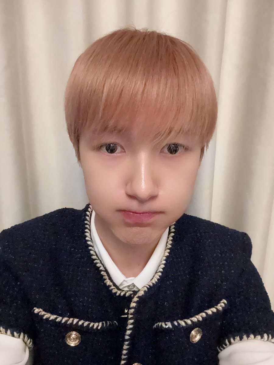 #런쥔이왔당
🦊🫧 
The last pink hair? TTTT
Maybe it will come back… TT