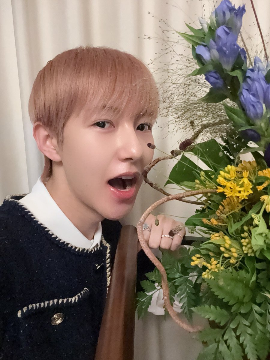 muing3to3's tweet image. 아기 특: 일단 입에 넣음 

런쥔은 아기임 꽃다발도 먹으려 하고 트로피도 먹으려하기에