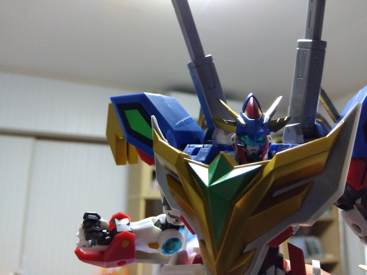 トイライズバーンブレイバーン、タカラトミーから深夜アニメのロボ玩具が出るのも驚きだがこの関節のクリック感が堪らない。集光ギミックがバイザー越しでも作用するの良いわぁ。
エクスカイザーに続いて箱もコンパクトなのは今後の仕様なんかな？(場所取らずに助かる
#バーンブレイバーン