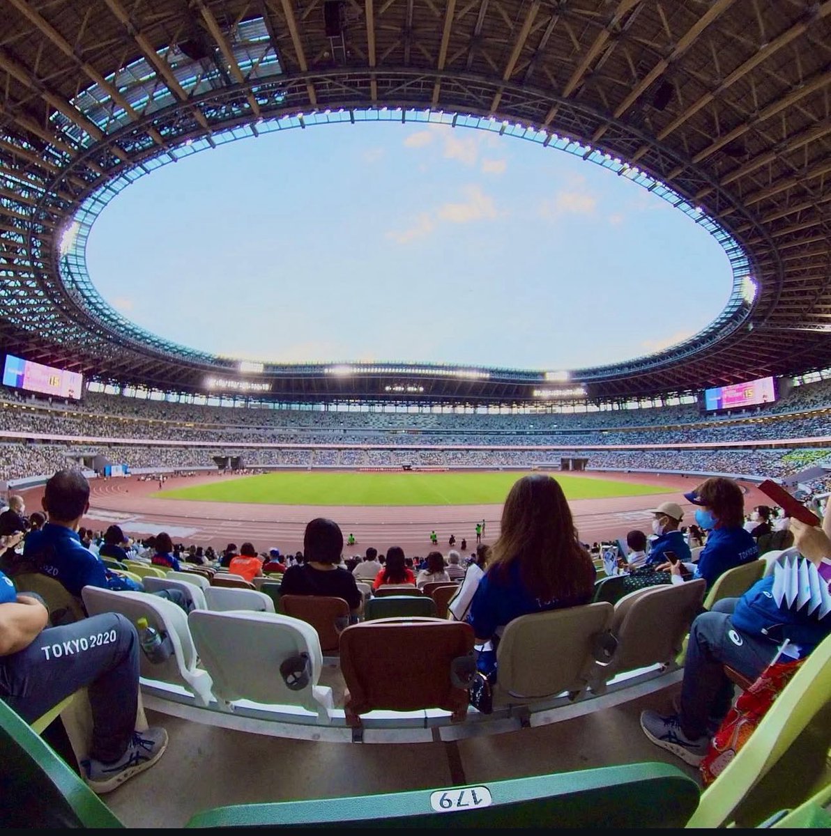 国立競技場、アクセスいいしコールドプレイにピッタリと思ったけど、横浜のどこかであったミセス？のコンサートがものすごいうるさくて問題になってるっぽいから
やっぱり屋外のコンサートは無理なのかな、日本では😔
騒音の心配がないフジロックに出るとしたら、花火ありかな？