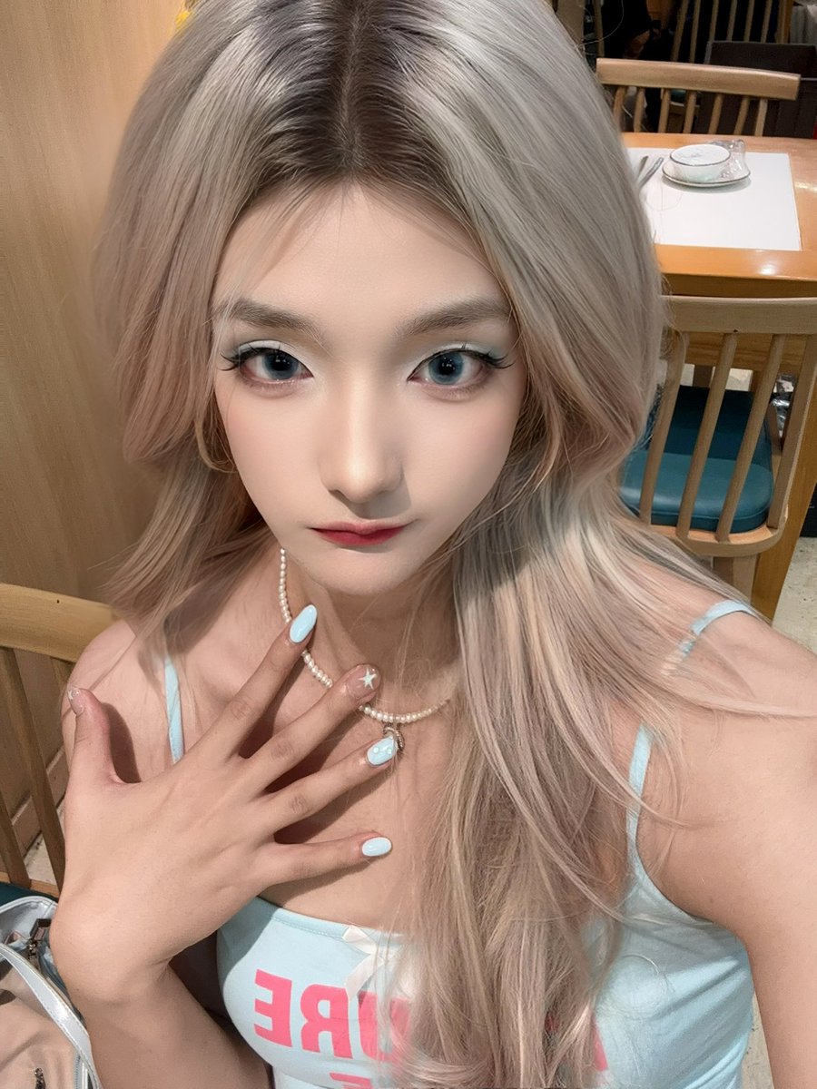 武汉的夏天热鼠了 打工人已经变成小生煎包了😭😭
很爱这一抹鲜亮的蓝色哈哈哈哈！
俏咪咪的说 准备整个lc的大活玩玩！大家等我更新吧！
#男娘 #男娘母狗 #露出 #反差女大 #反差