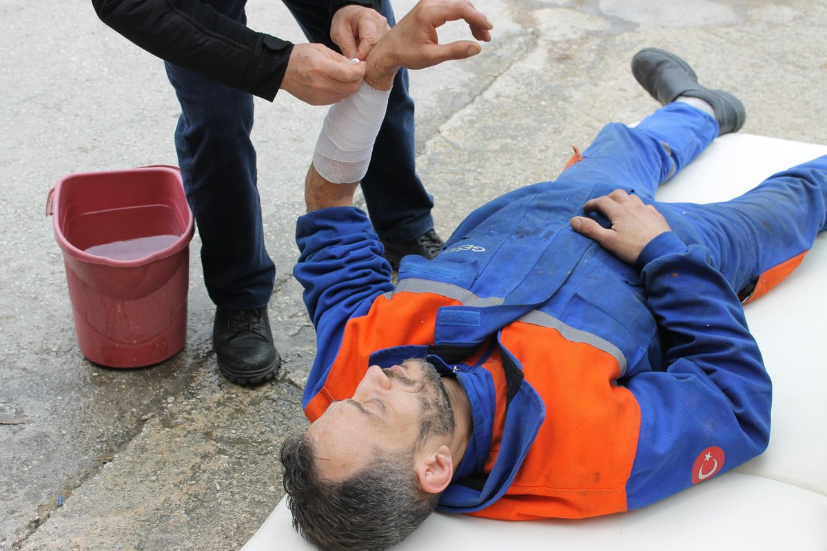 💡Learn life‑saving skills in just 1 day! Our Emergency First Aid at Work course covers CPR, AED &amp; more 🚑 With 30,000 cardiac arrests a year in the UK, your actions could double survival chances. £90+VAT 📞01706 648855 📧 samantha@rohs.co.uk