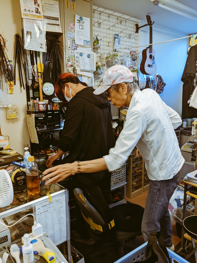 warpage_yu_ki_'s tweet photo. #SFORCE
#GUITARSHOP
遂に注文できました🤣
いつもお世話になっているつのださんは有休中にも関わらず駆けつけてくださいました🙏
こんなに普段持つことないから震える笑
右往曲折あったけどちゃんと注文できて良かった❤️‍🔥
右往曲折はむぅさん@muu_san386 のYouTubeでも少し話させて頂きました😊
届くのが楽しみ👍
【WARP AGE】 7月27日(日)～岡山ミクスチャーバンドに迫る～ #2 【コメント大大大歓迎】 https://t.co/sdr5B3q0U7… via @YouTube